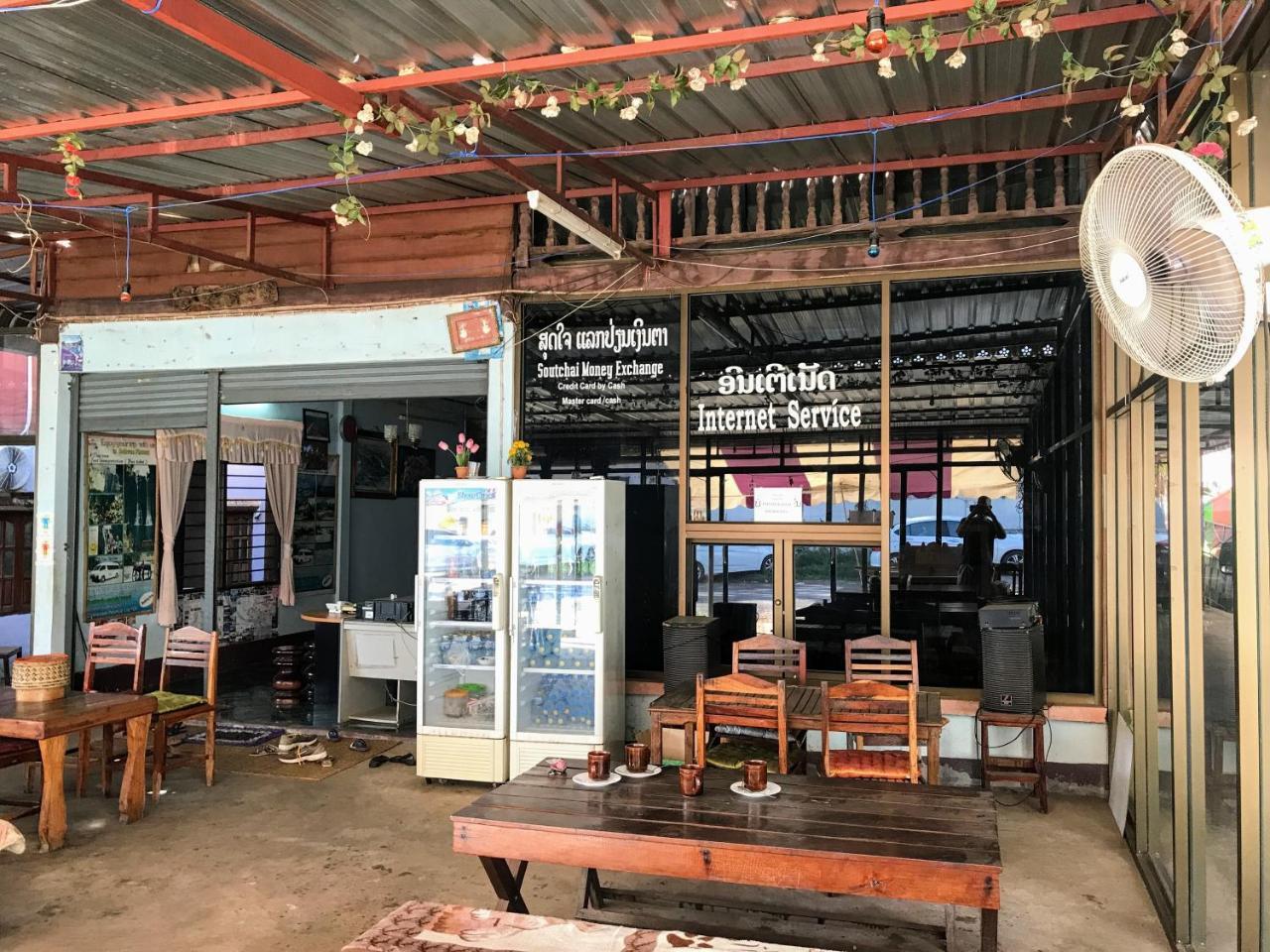 Soutchai Hostel And Tour Company Pakse Bagian luar foto